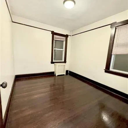 Rent this 3 bed apartment on 658 East 237th Street in New York, NY 10466