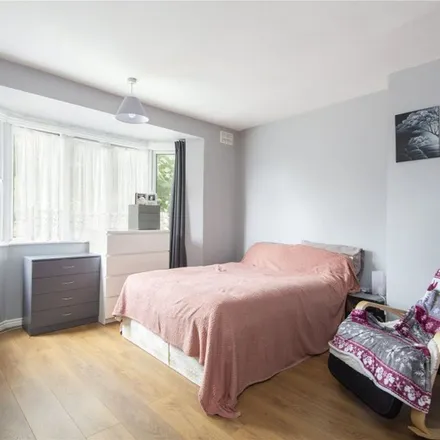 Rent this 3 bed townhouse on 199 Boundary Road in London, E17 8NL