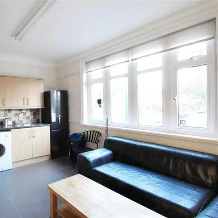 Image 2 - ChuChinChou, 7 Cat Hill, Oakleigh Park, London, EN4 8HG, United Kingdom - Apartment for rent