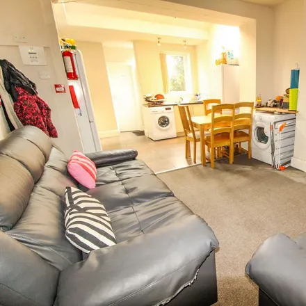 Image 1 - Charnwood Grove, West Bridgford, NG2 7NT, United Kingdom - House for rent