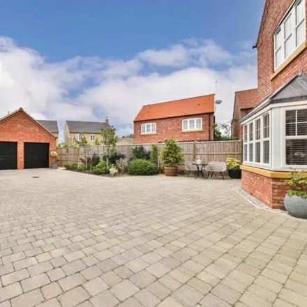 Image 2 - Westfield Drive, East Riding of Yorkshire, HU17 8ED, United Kingdom - House for sale