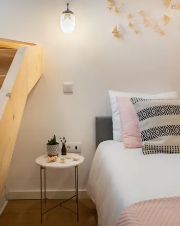 Rent this 1 bed apartment on Avenida de Fernão de Magalhães in 4350-086 Porto, Portugal
