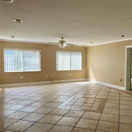 Image 3 - 6661 Blue Heron Drive South, Pinellas County, FL 33707, USA - House for sale