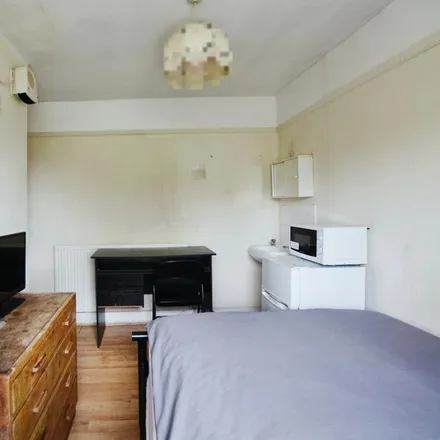 Rent this 1 bed room on Mill Avenue in London, UB8 2QL