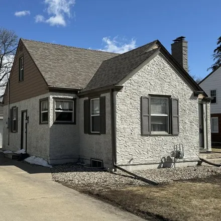 Buy this 4 bed house on 1469 South 1st Street in Aberdeen, SD 57401