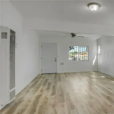 Image 8 - 116 East 101st Street, Los Angeles, CA 90003, USA - House for sale