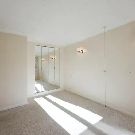 Image 4 - Chesham Road, Chesham Bois, HP6 5HN, United Kingdom - Apartment for sale