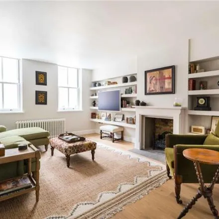 Rent this 3 bed room on 19 Ennismore Gardens in London, SW7 1NF