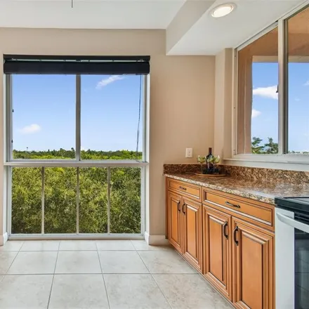 Image 8 - Dolphin Cay Lane South, Saint Petersburg, FL 33711, USA - Condo for sale