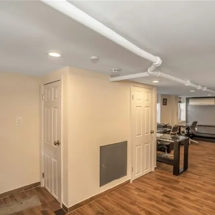 Image 8 - 64-18 32nd Avenue, New York, NY 11377, USA - House for sale