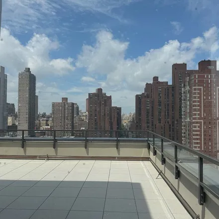 Rent this 3 bed apartment on 415 East 90th Street in New York, NY 10128