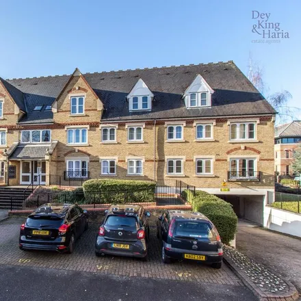 Rent this 2 bed apartment on JD Wetherspoon head office in Reeds Crescent, North Watford