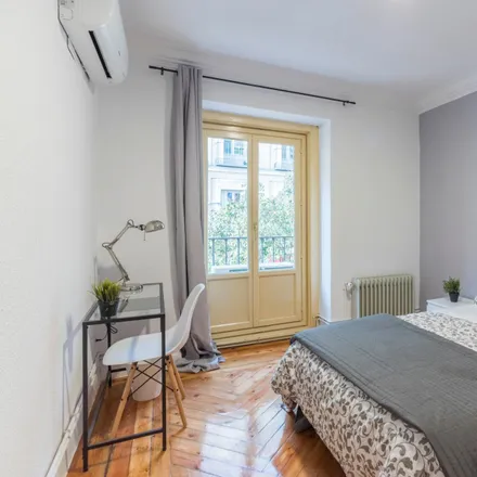 Rent this 9 bed room on Ninja Ramen in Calle de Barceló, 1
