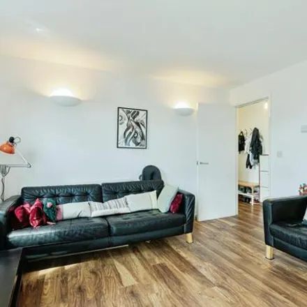 Image 8 - Ide Mansions, 518 Cable Street, Ratcliffe, London, E1W 3AF, United Kingdom - Apartment for sale