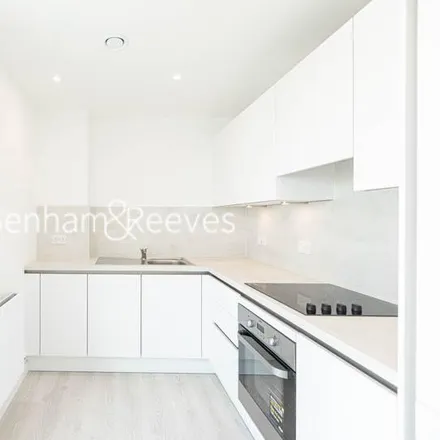 Image 2 - Western Avenue, London, W3 7AY, United Kingdom - Apartment for rent