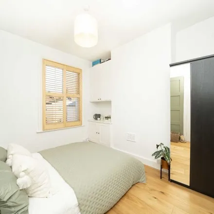 Rent this 3 bed apartment on 31 Pennethorne Road in London, SE15 5TH