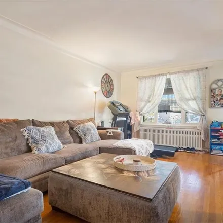 Image 3 - 2430 Woodhull Avenue, New York, NY 10469, USA - Townhouse for sale
