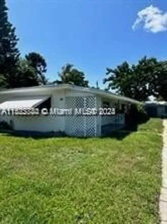 Buy this studio house on 135 Northeast 19th Avenue in Pompano Beach, FL 33060