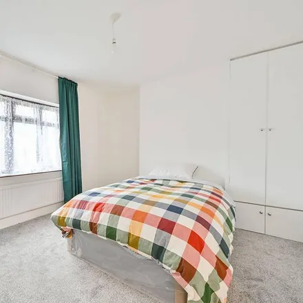Image 6 - Garrett Close, London, W3 6TB, United Kingdom - House for rent
