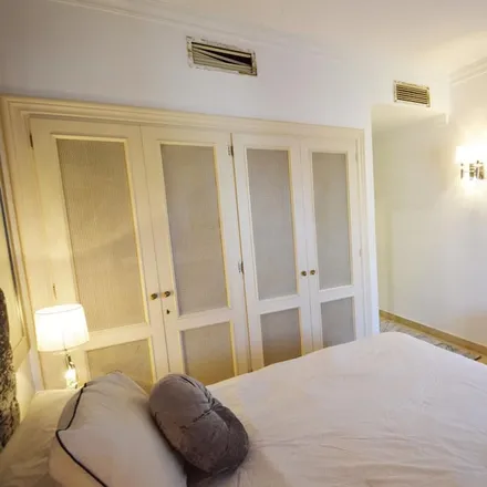 Rent this 2 bed apartment on Farmacia Albatros Marbella (Nueva Andalucía) in Calle Quevedo, 6