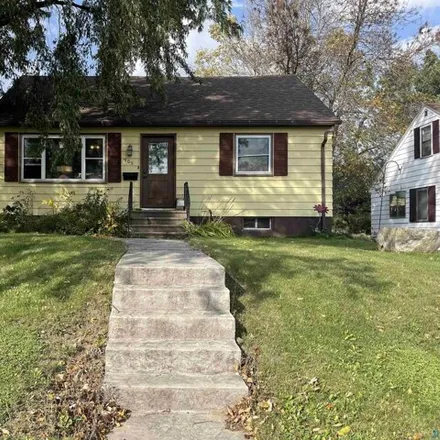 Buy this 3 bed house on 906 Washington Street in Eveleth, Saint Louis County