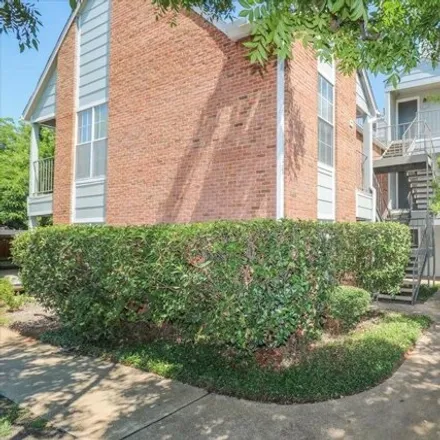 Buy this 2 bed condo on 3208 South Fielder Road in Johnsons Station, Arlington