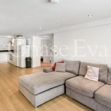 Image 5 - Myrdle Court, Myrdle Street, St. George in the East, London, E1 1HQ, United Kingdom - Apartment for rent