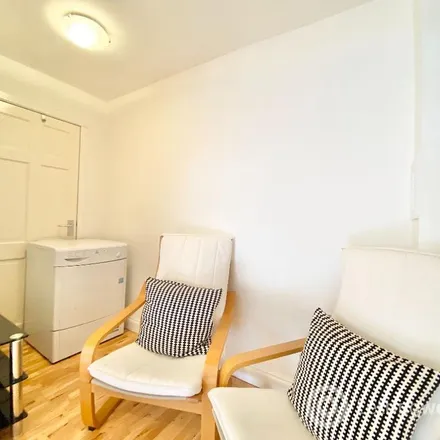 Rent this 4 bed apartment on The Barras in Bill's Workwear, Bain Street