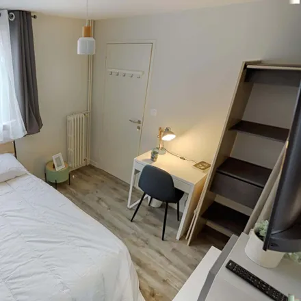 Rent this 1 bed room on 28 Rue Montaigne in 35200 Rennes, France