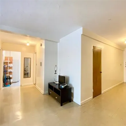 Image 2 - 86-15 Dongan Avenue, New York, NY 11373, USA - Apartment for sale