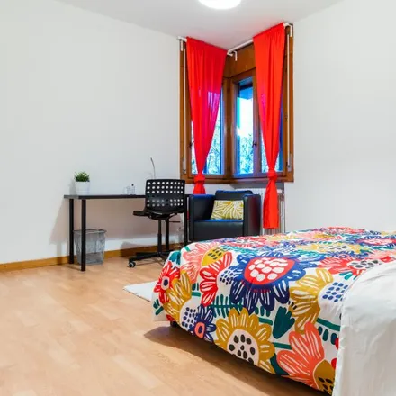 Rent this 6 bed room on Via Antonio Bagatella 6 in 35132 Padua Province of Padua, Italy