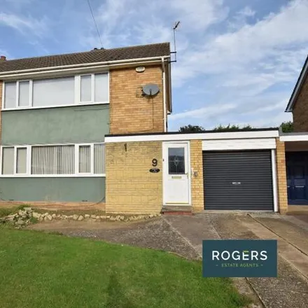 Buy this 3 bed duplex on Rockleigh Close in Finedon, NN9 5DT