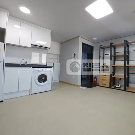 Rent this studio apartment on 서울특별시 관악구 신림동 513-13