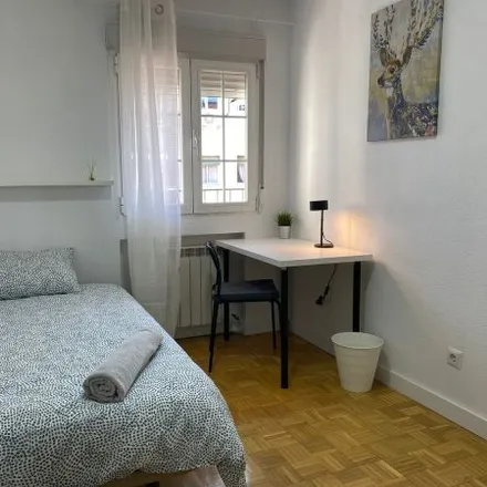 Rent this 2 bed room on Calle Cardeñosa in 55, 28053 Madrid