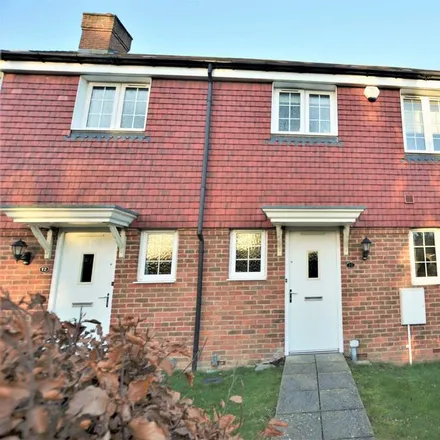 Rent this 3 bed townhouse on Brudenell Close in Amersham, HP6 6FH