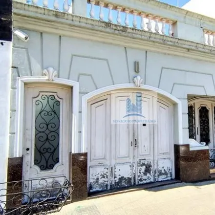 Buy this 3 bed house on Avenida Bernardino Rivadavia 1098 in Partido de Avellaneda, 1870 Piñeyro