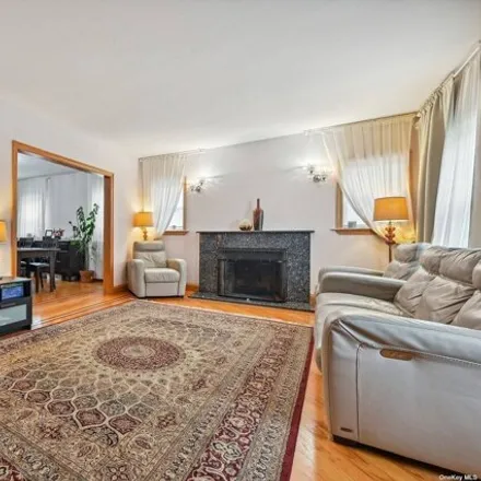 Image 3 - 86-23 188th Street, New York, NY 11423, USA - House for sale