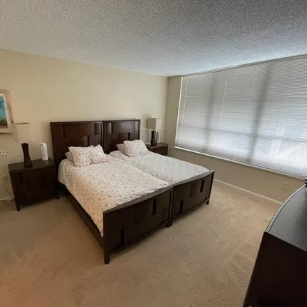 Buy this 1 bed condo on 4101 Pine Tree Drive in Miami Beach, FL 33140