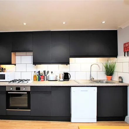 Image 2 - 2 Broomfield, Guildford, GU2 8LH, United Kingdom - House for rent