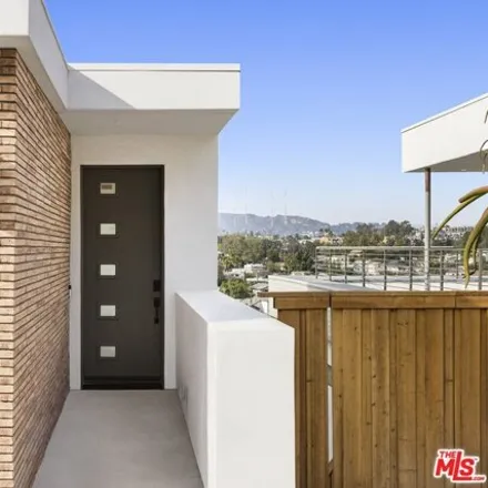 Image 2 - 1691 Bruce Court, Los Angeles, CA 90026, USA - House for sale
