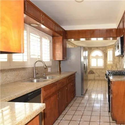Image 3 - 1545 West 81st Street, Los Angeles, CA 90047, USA - House for sale