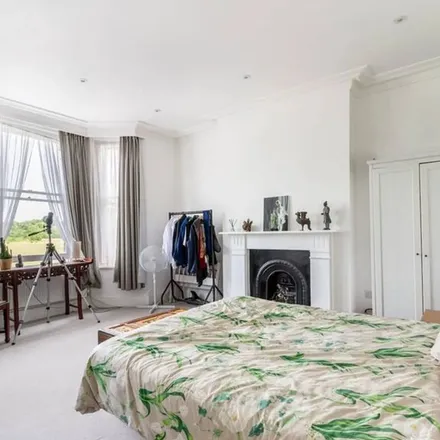 Rent this 6 bed apartment on 32 Dalgarno Gardens in London, W10 6AB