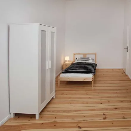 Rent this 6 bed room on Gemeinschaftspraxis Schlesisches Tor in Köpenicker Straße 1, 10997 Berlin