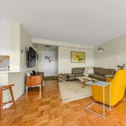 Image 4 - 14-30 Water's Edge Drive, New York, NY 11360, USA - Apartment for sale