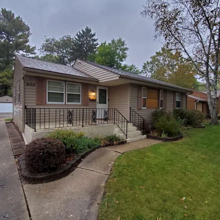 Buy this 3 bed house on 930 Roncevalles Avenue in Rockford, IL 61107
