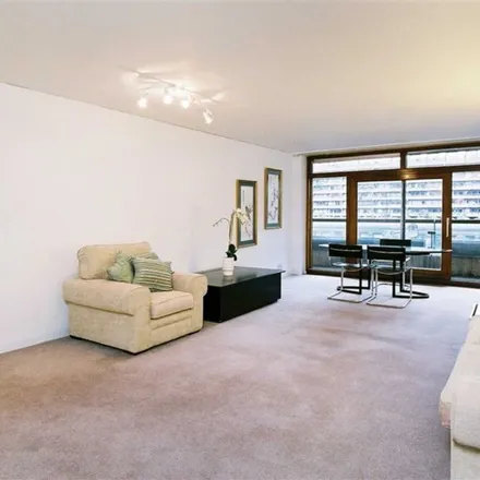 Image 4 - Barbican Lake, Andrewes Highwalk, Barbican, London, EC2Y 8AY, United Kingdom - Apartment for rent