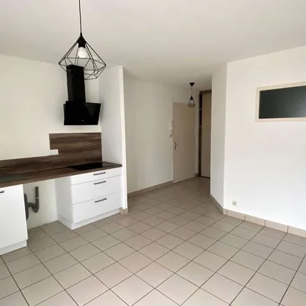 Rent this 3 bed apartment on 11 Boulevard Delhumeau Plessis in 49300 Cholet, France