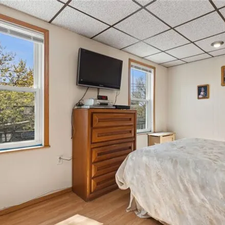 Image 9 - 70-29 69th Street, New York, NY 11385, USA - House for sale