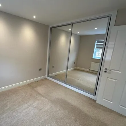 Image 5 - Genas Close, London, IG6 2PJ, United Kingdom - Duplex for rent