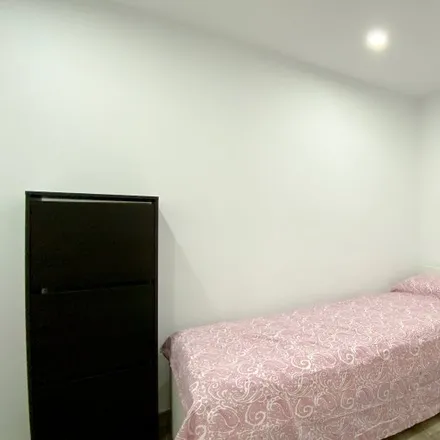 Rent this 3 bed room on Stefan in Avinguda de Pérez Galdós, 46008 Valencia